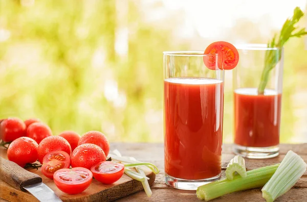 taze domates suyu ahşap masa üzerinde gözlük