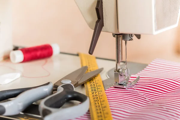 Naaimachine. Hobby naaien stof als een klein bedrijf-concept — Stockfoto