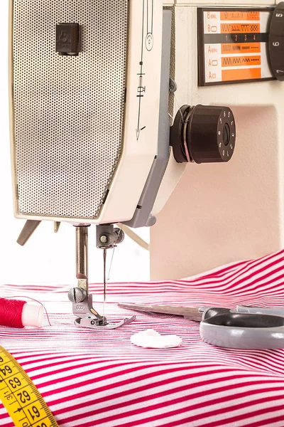 Naaimachine. Hobby naaien stof als een klein bedrijf-concept — Stockfoto