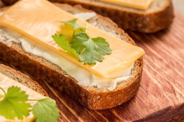 Kahvaltıda ekmek ve tereyağı