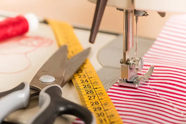 Naaimachine. Hobby naaien stof als een klein bedrijf-concept — Stockfoto