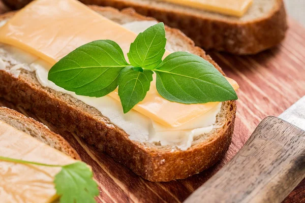 Kahvaltıda ekmek ve tereyağı