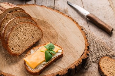 Kahvaltıda ekmek ve tereyağı.