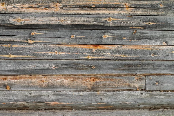 Деревянная бревенчатая стена старого сельского дома — стоковое фото