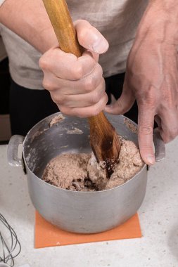  Kepekli ekmek yoğurma işlemi