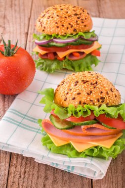 jambon, peynir ve salam lezzetli sandviç