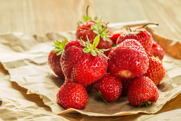 Reife rote Erdbeeren auf Holztisch — Stockfoto
