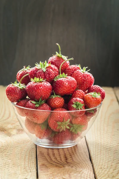 Beeren von Gartenerdbeeren in einer Glasvase — Stockfoto