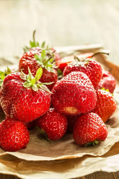 Reife rote Erdbeeren auf Holztisch — Stockfoto