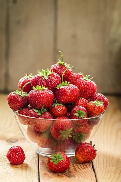 Beeren von Gartenerdbeeren in einer Glasvase — Stockfoto