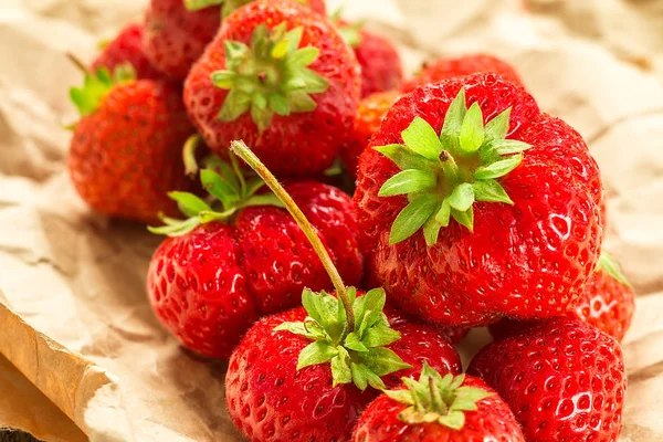 Reife rote Erdbeeren auf Holztisch. — Stockfoto