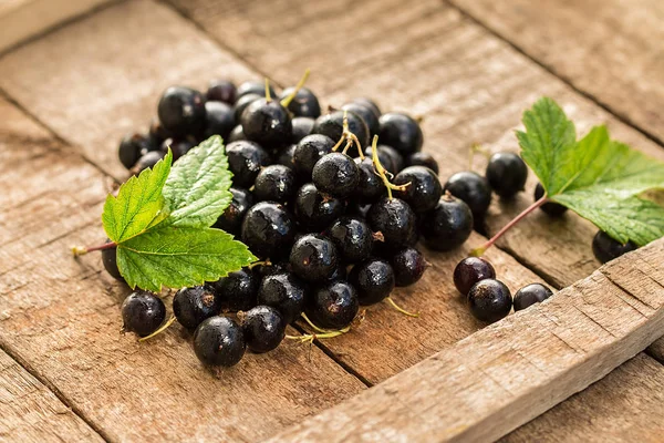 Ahşap bir masada siyah frenk üzümü