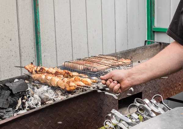 Schaschlik braten auf heißem Grill, ein Stück verbrannt. — Stockfoto