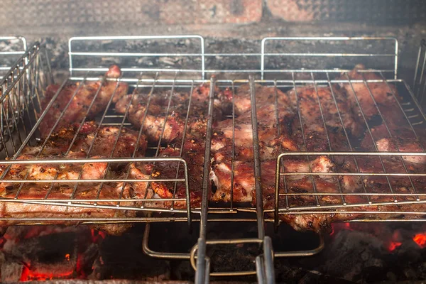 Carne a la parrilla en barbacoa con llamas y carbones. —  Fotos de Stock