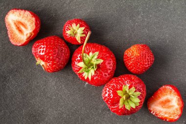 Olgun kırmızı çilek masada