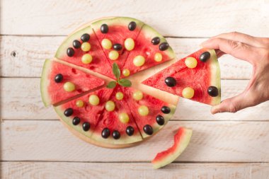 Dilim karpuz vintage ahşap masa üzerinde.