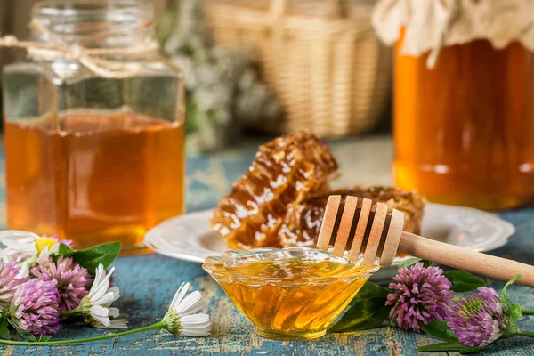 Natuurlijke biologische honing op rustieke tafel — Stockfoto