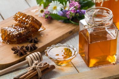 bir tablo üzerinde doğal organik bal