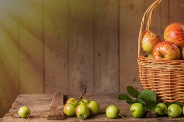 Taze olgun elma sepeti vintage ahşap masa üzerinde