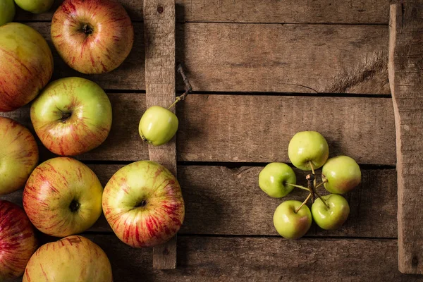 Manzanas verdes y rojas sobre mesa rústica. Puesta plana —  Fotos de Stock