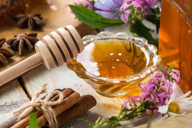 rustik masada doğal organik bal.