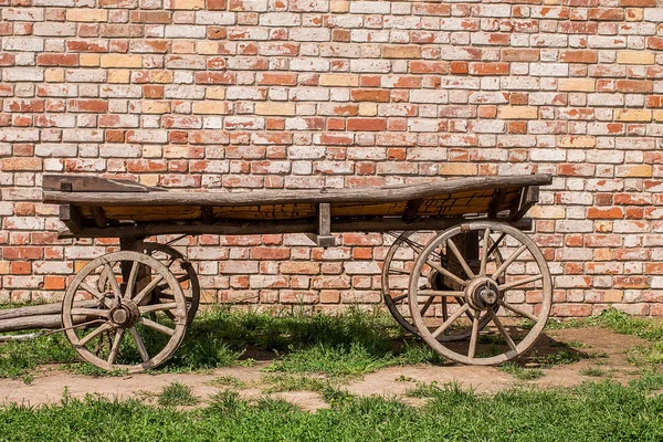 Old vintage wooden cart. Traditional wooden cart — Stock Photo, Image