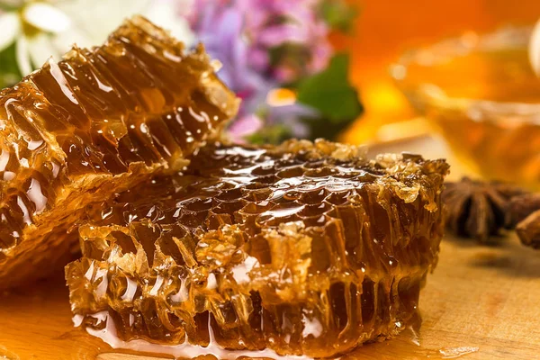 Natural organic honey  on a wooden table. closeup — Stock Photo, Image