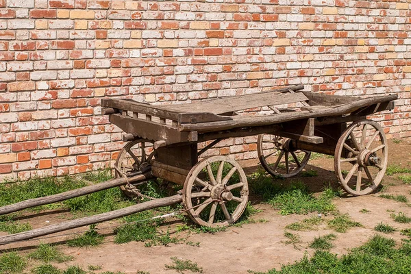 Old vintage wooden cart. Traditional wooden cart — Stock Photo, Image