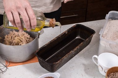 Adam ahşap masa üzerinde ekmek hamur hazırlama