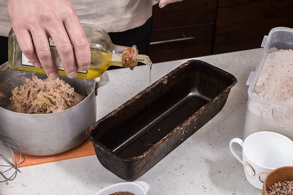 Adam ahşap masa üzerinde ekmek hamur hazırlama