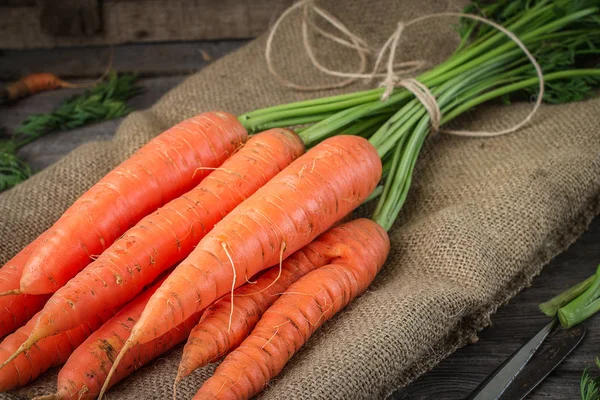 Frische Bio-Karotten auf hölzernem Vintage-Hintergrund — Stockfoto