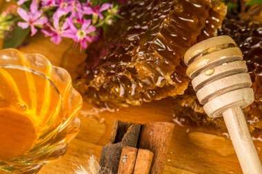 ahşap bir masa üzerinde doğal organik bal.