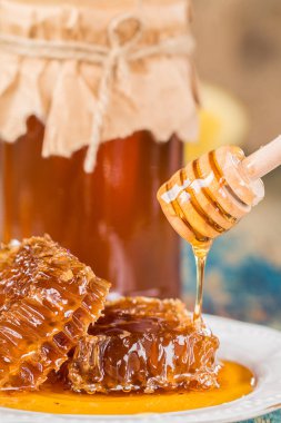 Tatlım bir pot veya kavanoz mutfak masasında