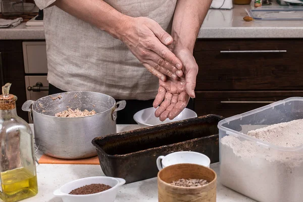 Пекар змащує страву для випічки хліба, крупним планом — стокове фото