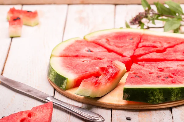 Ahşap masa üzerinde taze dilimlenmiş karpuz