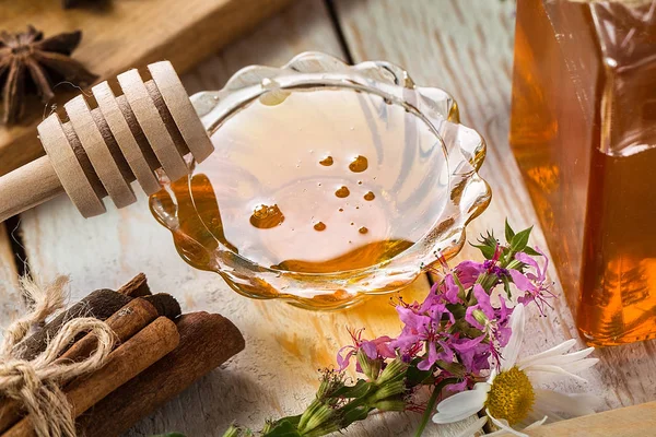 Natuurlijke biologische honing op rustieke tafel — Stockfoto