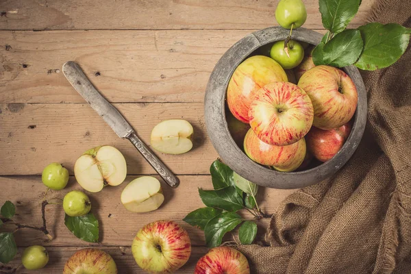 Manzanas verdes y rojas sobre mesa rústica. Puesta plana —  Fotos de Stock