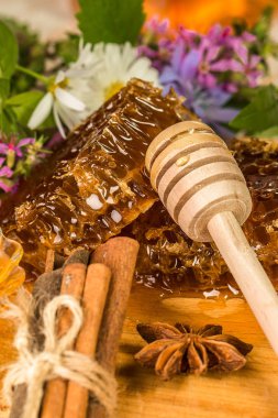 ahşap bir masa üzerinde doğal organik bal