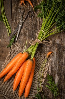Ahşap arka plan masada kırmızı havuç. Üstten Görünüm 