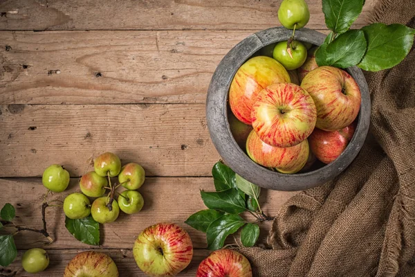 Manzanas verdes y rojas sobre mesa rústica. Puesta plana —  Fotos de Stock