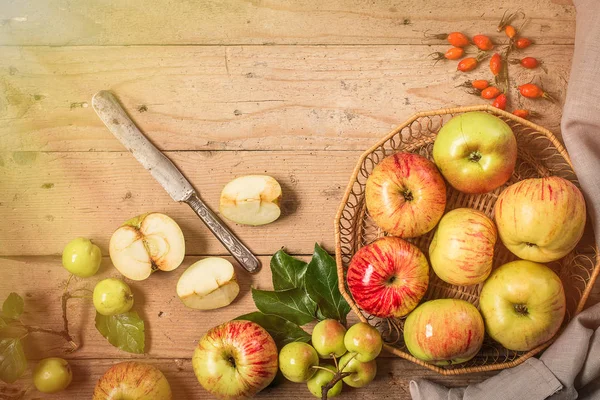 Manzanas sobre mesa rústica. foto tonificada —  Fotos de Stock