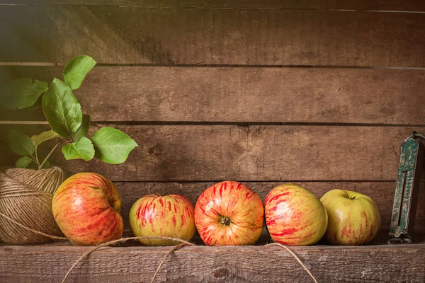 Manzanas frescas sobre una mesa de madera —  Fotos de Stock