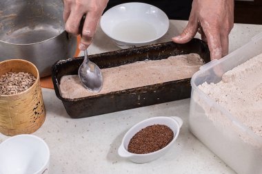 Adam ahşap masa üzerinde ekmek hamur hazırlama 