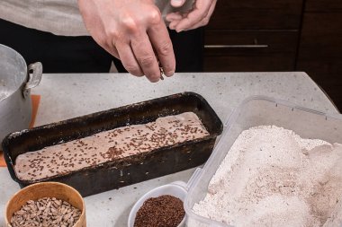 Adam ahşap masa üzerinde ekmek hamur hazırlama.