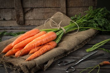 Rustik tablo taze organik havuç