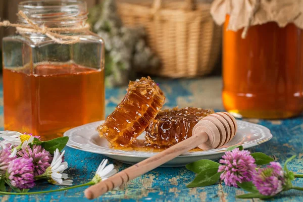 Twee honing potten met honingraat op een houten tafel — Stockfoto