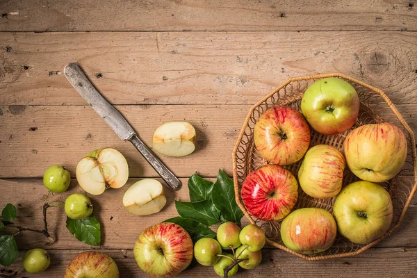 Composición con manzanas frescas en mesa de madera vieja . —  Fotos de Stock