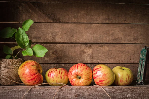 Manzanas frescas sobre una mesa de madera —  Fotos de Stock