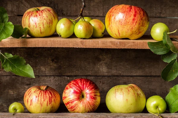 Червоні і зелені яблука на старому сільському столі — стокове фото
