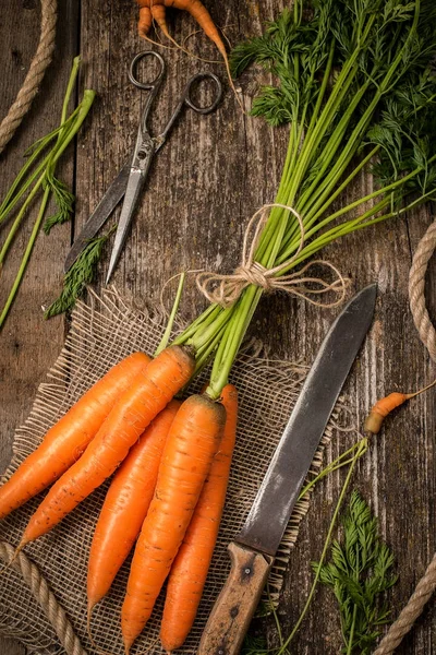 Ahşap arka plan masada kırmızı havuç. Üstten Görünüm 
